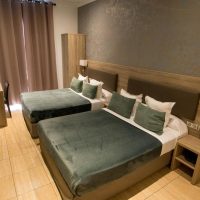 Chambre quadruple familiale de l'Hôtel Parisien à Nice