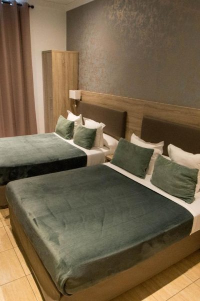 Chambre quadruple familiale de l'Hôtel Parisien à Nice