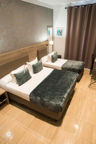 Chambre triple de l'Hôtel Parisien à Nice